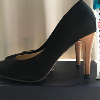 【売ります500円】24.5cm黒スウェード調パンプス 9cmヒールの画像