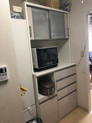 綺麗な食器棚です。