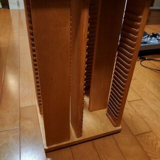 回転する木製CDラック。80枚収納