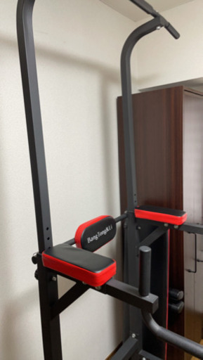 ぶら下がり健康器 マルチジム 懸垂マシン 耐荷重150kg 懸垂 器具 筋肉トレーニング 背筋 腹筋 大胸筋 懸垂バー (ブラック+レ