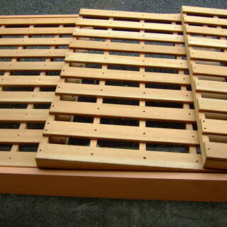 シンプルなシングルベッド　引き出し付　