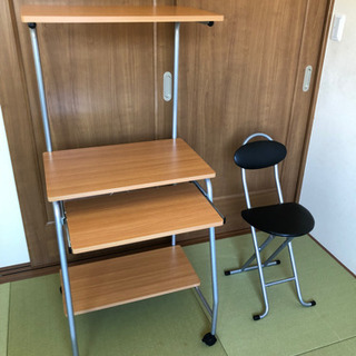 パソコンデスクと折り畳みイス