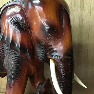 木彫りの象の画像