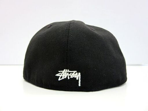 入手困難！ NEW ERA×STUSSY ビッグロゴ キャップ ブラック 7 1/2 59.6cm デカロゴ コラボ 札幌 厚別店