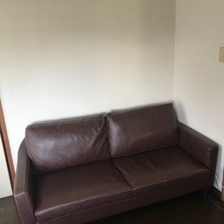 茶色のソファの画像