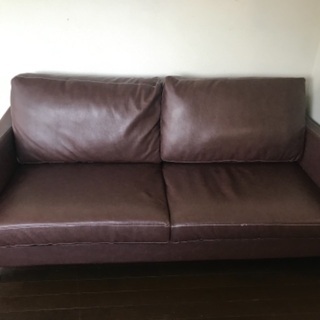 茶色のソファの画像