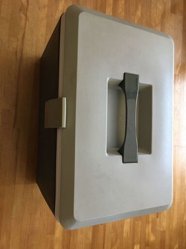 電気クーラーボックス（冷蔵、温蔵の切り替え）
