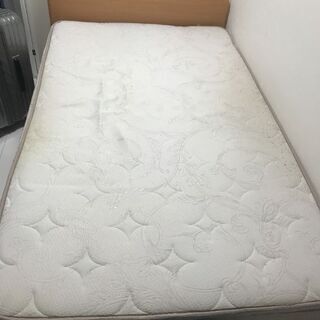 セミダブルベッドが無料です。（引き出し２個付き）