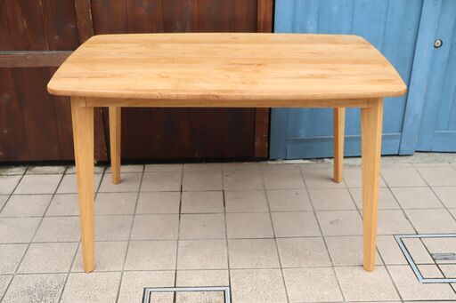 MOMO natural(モモナチュラル)の人気シリーズVIBOのダイニングテーブル