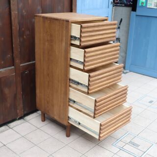 KIRITSU(起立木工)のリーベ 5段チェスト50です。オーク無垢材のナチュラルな質感とシンプルモダンなデザインは北欧スタイルはもちろん和の空間やモダンなインテリアにも♪一人暮らしにもおススメです☆