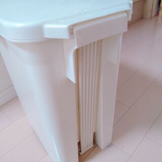 ゴミ箱 ニトリ 白 ペダルの画像