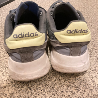 adidasランニングシューズの画像
