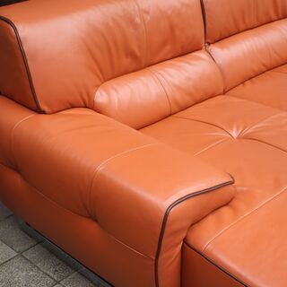 IDC OTSUKA(大塚家具)のL/S コンフォート本革カウチソファー「L/S STYLISH-37」。ゆったりとしたデザインのコーナーソファはリビングを快適空間に。タンジェリン色が魅力的♪の画像