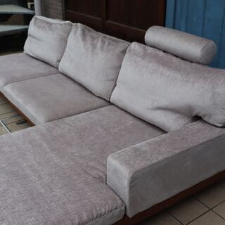 MASTERWAL(マスターウォール)のウォールナット材を使用したDANISH SOFA/デニッシュカウチソファ。無垢材の独特な風合いがリビングをシックに引き立てるコーナーソファです！の画像