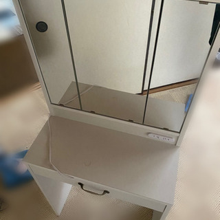 ホワイト シンプル ドレッサー 三面鏡 収納出来るスツール付きの画像