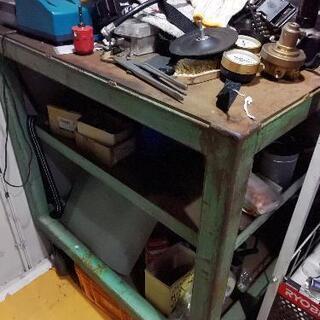 鉄製作業台　しっかりしてます。