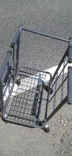 キャスター付き　台車のような　便利な移動かご　買い物かご位縦に２つ