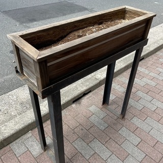 木製プランターと鉄製スタンドのセット2台　（植物）（鉢）