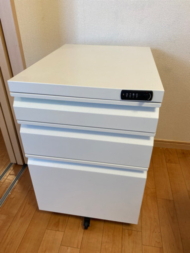 キャスター付き収納棚　ロック機能付き