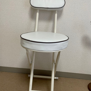 折り畳みの椅子の画像