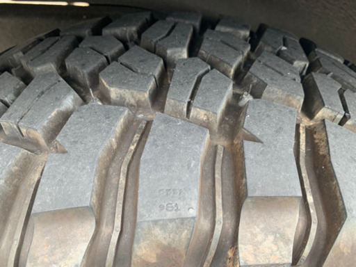 タイヤ　KM3  315/75R16  バリ山