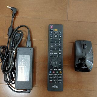 富士通製ディスプレイとパソコンの一体型パソコン（FMVF53XDB）の画像