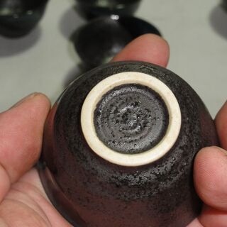 未使用　お猪口？ ぐい呑？ 盃 ？酒杯？　　４個＋１個　　大きさ約6.5㎝　高さ約3.5㎝　の画像