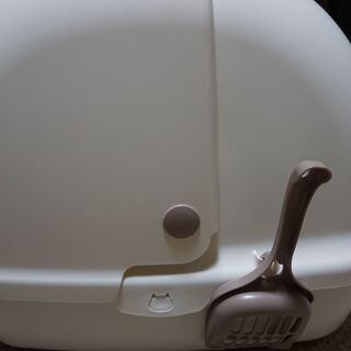 (お取引ができました)猫システムトイレ　ユニ・チャームデオトイレ本体フード付きアイボリー使用品いかがでしょうかの画像