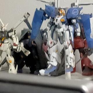 「お話中」手の不自由な投稿主の代わりにパーツが外れバラバラになってるGUNDAMのフィギュアの簡単な組み立てをお願いしたいです。🙇 - 手伝って/助けて