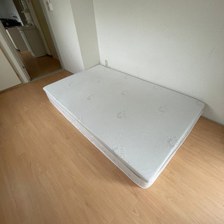 【美品】セミダブルマットレス、低反発セミダブルマットレス、ベッドフレームの画像