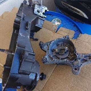 V100 腰下 クランクケースの画像