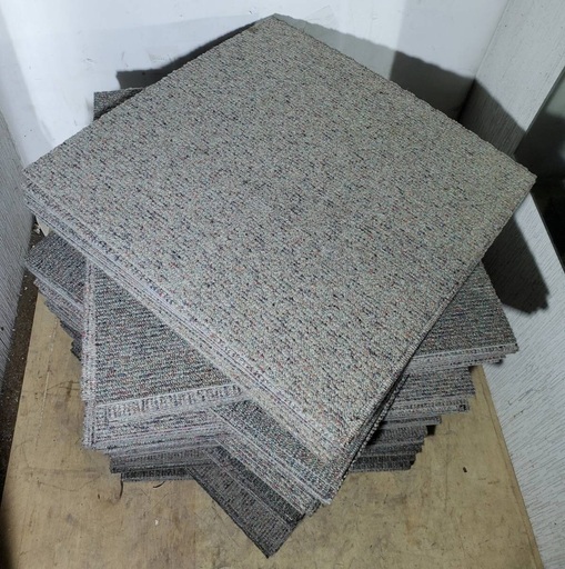 超激安‼️ 300枚限定‼️タイルカーペット 100枚で5000円‼️( サイズ50×50cm )