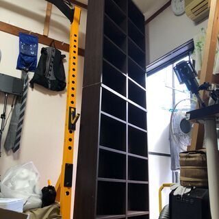 天井突っ張り式壁面オープンラック。 本、飾り棚