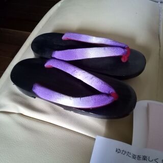 使用二回のみ。黒花(シルバーラメあり)紫帯の浴衣セット(全部揃ってます)の画像