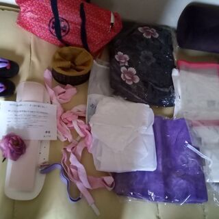 使用二回のみ。黒花(シルバーラメあり)紫帯の浴衣セット(全部揃ってます)の画像