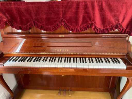 YAMAMAの景気のいい時代の猫足のピアノです。椅子付き。