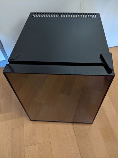 《コンパクトながら2Lペットボトルも余裕で入る32Lの冷蔵室》エスキュービズム 32L1ドアミラーガラス冷蔵庫WRH-M132