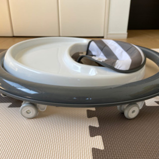 ベビーウォーカー　丸型　グレーのストライプの画像