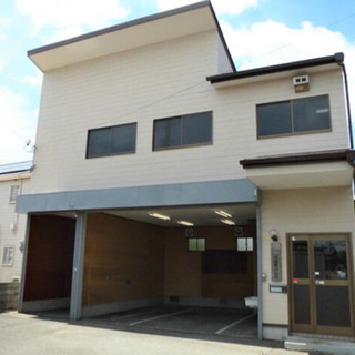 ありそうで無い希少な敷地内駐車場多数スペース付き事務所倉庫♫早い...