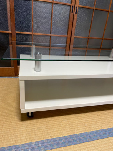 オシャレなガラステーブルです。