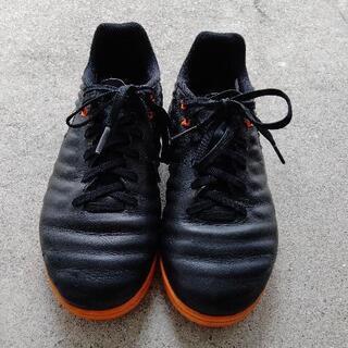 ナイキのフットサルシューズ(22センチ)の画像