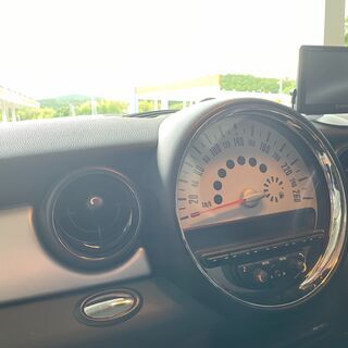 MINI クリーム色◎ エンジン快調です！ナビ・バックモニター等フル装備☆車検残14ヶ月 mini ミニの画像