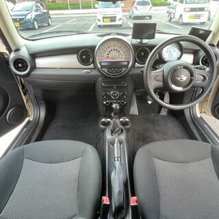 MINI クリーム色◎ エンジン快調です！ナビ・バックモニター等フル装備☆車検残14ヶ月 mini ミニの画像