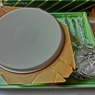 ⭐象印ホーロー浅型鍋⭐未使用、箱入り⭐蓋つき⭐付属品有り、箱は少し傷み有👉お手数おかけしたします、プロフール必読ですの画像