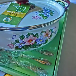 ⭐象印ホーロー浅型鍋⭐未使用、箱入り⭐蓋つき⭐付属品有り、箱は少...