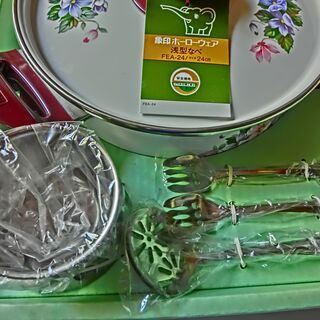 ⭐象印ホーロー浅型鍋⭐未使用、箱入り⭐蓋つき⭐付属品有り、箱は少し傷み有👉お手数おかけしたします、プロフール必読ですの画像