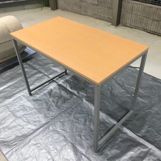 シンプルで軽いテーブル の画像