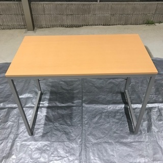 シンプルで軽いテーブル の画像