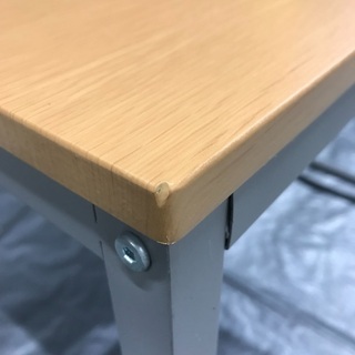シンプルで軽いテーブル の画像