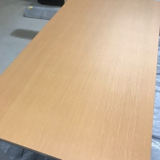 シンプルで軽いテーブル の画像